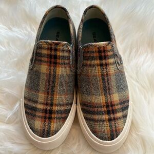 Women’s Seavees Plaid Flannel Sneakers Size 6 - like new condition worn 1x